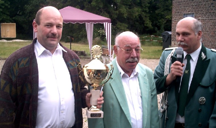 v.l.n.r.: Sieger Hans Hompesch,  Günter-Josten (Stifter), Gebhard Gerken (1. Brudermeister)