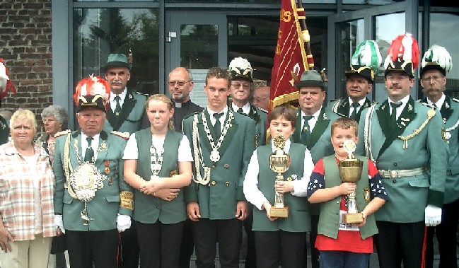 v.l.n.r: hinten: Gebhard Gerken (Brudermeister), Präses Dieter Telorac. Jürgen Eggers, Karl Remus (2. Brudermeister), Willi Caspers, Heinrich Gerken vorne: Kaiserin Gertrud Reuter, Kaiser Ludwig Reuter (König 2003), Anne Schiffer (Schülerprinz 2003), Stephan Schiffer (Prinz 2003), Sven Körver (Prinz 2004), Marcel Körver (Schülerprinz 2004)